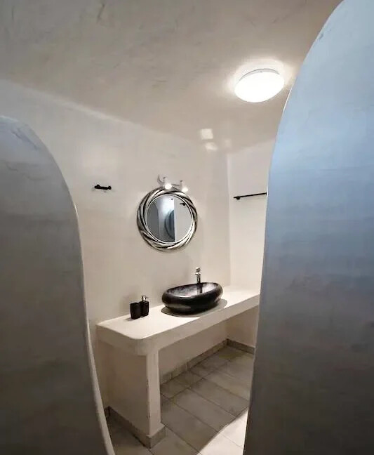 Luxurious Villa with Private Pool in Karterados, Santorini 4