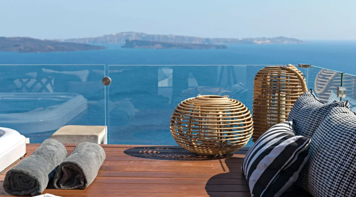 This sounds like an absolute dream! A stunning property nestled in the heart of Oia, Santorini