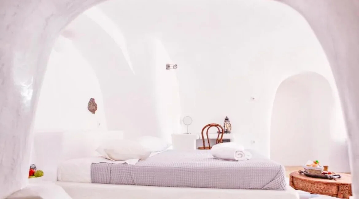 3 Apartment Complex for Sale in Oia, Santorini 1