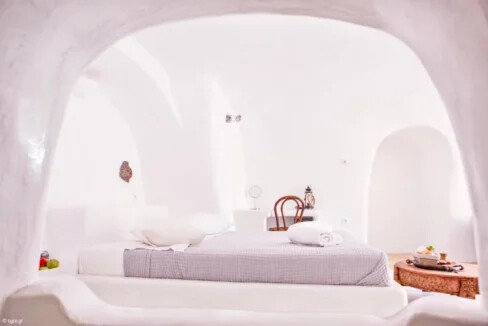 3 Apartment Complex for Sale in Oia, Santorini 1