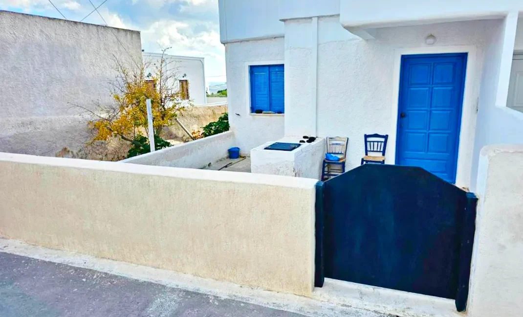 Economy House for Sale in Santorini 1
