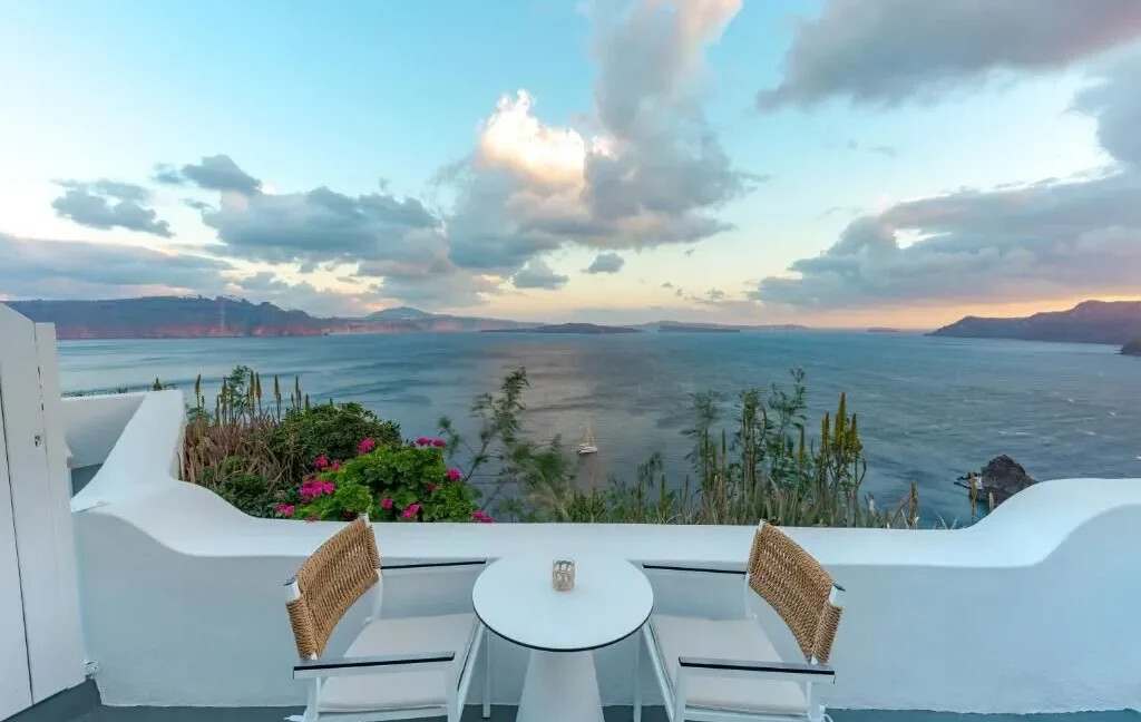 Property of 2 Suites for Sale in Oia, Santorini