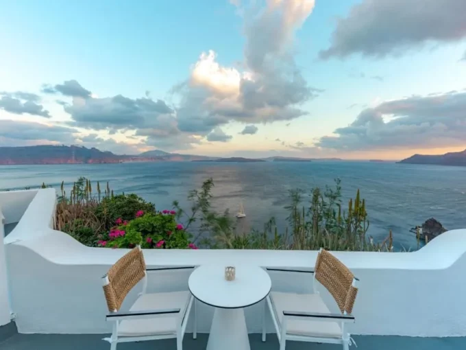 Property of 2 Suites for Sale in Oia, Santorini