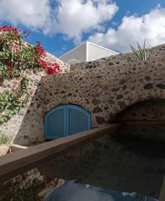 20th-Century Winery Turned into 3 apartments Villa for sale in Santorini 6