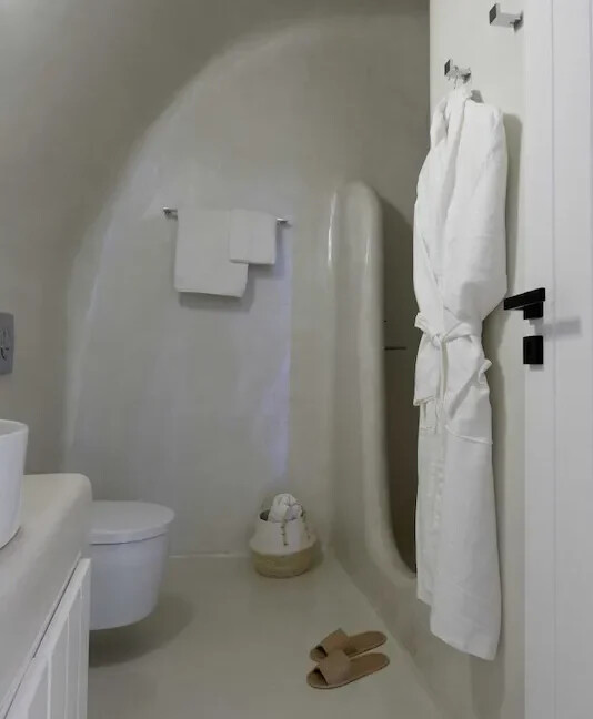 Cave House for Sale in Imerovigli, Santorini 1