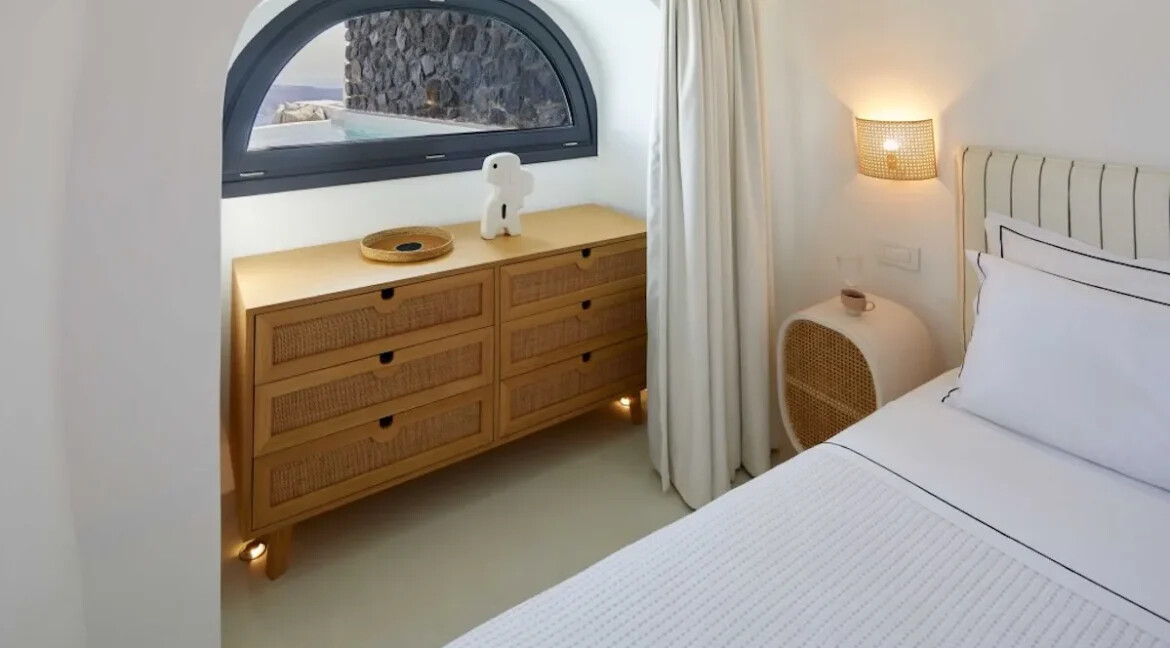 Cave House for Sale in Imerovigli, Santorini 3