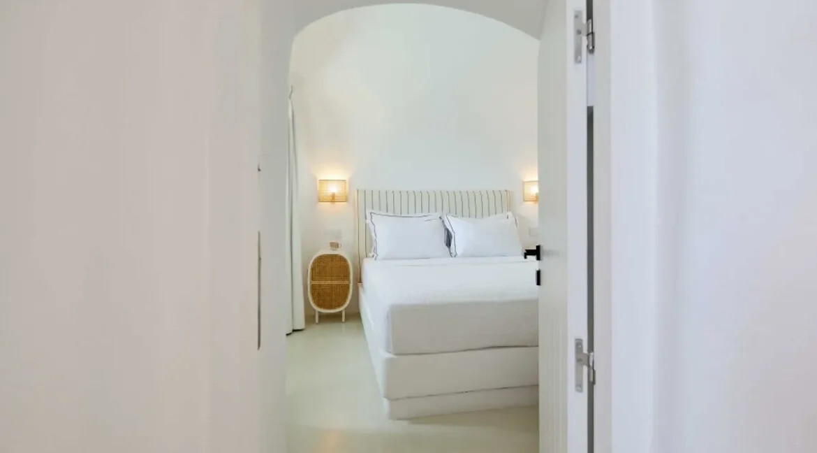 Cave House for Sale in Imerovigli, Santorini 4