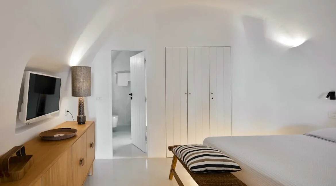 Cave House for Sale in Imerovigli, Santorini 5