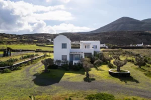 Big Villa by the sea at Baxedes Santorini