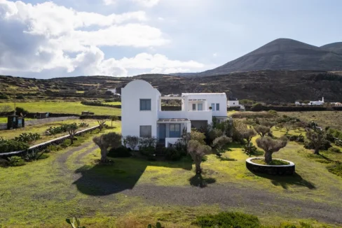 Big Villa by the sea at Baxedes Santorini
