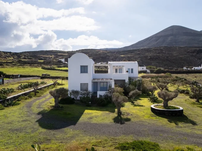 Big Villa by the sea at Baxedes Santorini