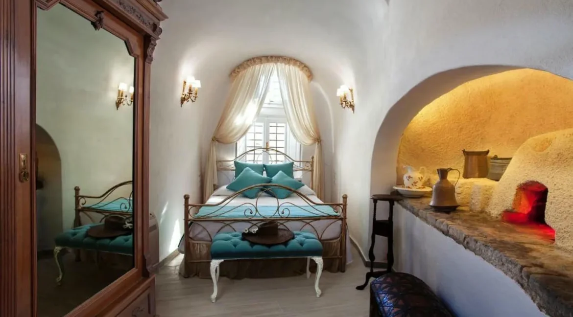 2-Luxury-houses-for-sale-in-Santorini-Firostefani-18