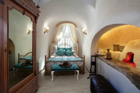 2-Luxury-houses-for-sale-in-Santorini-Firostefani-18