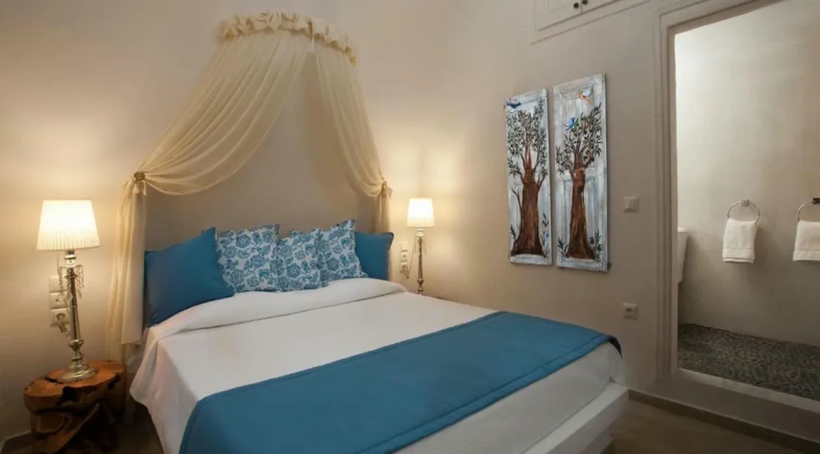 2-Luxury-houses-for-sale-in-Santorini-Firostefani-20