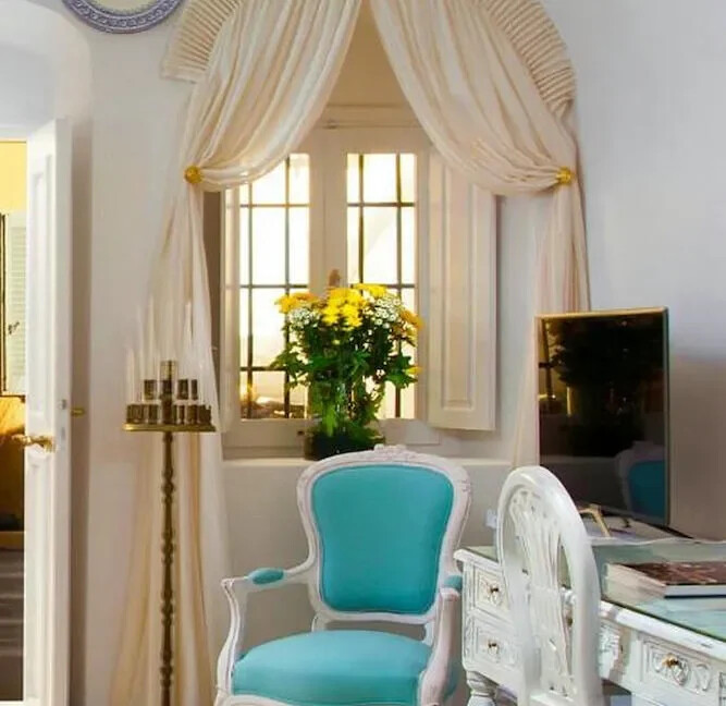 2-Luxury-houses-for-sale-in-Santorini-Firostefani-23