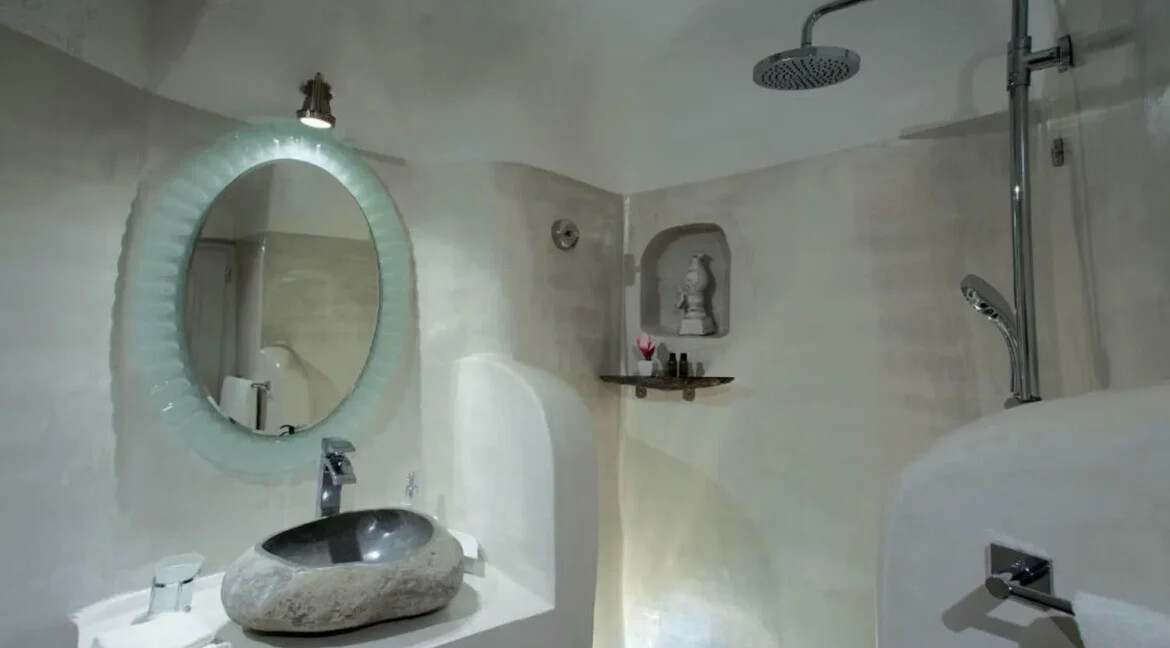 2-Luxury-houses-for-sale-in-Santorini-Firostefani-31