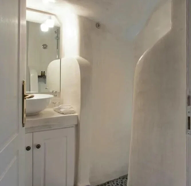 2-Luxury-houses-for-sale-in-Santorini-Firostefani-33