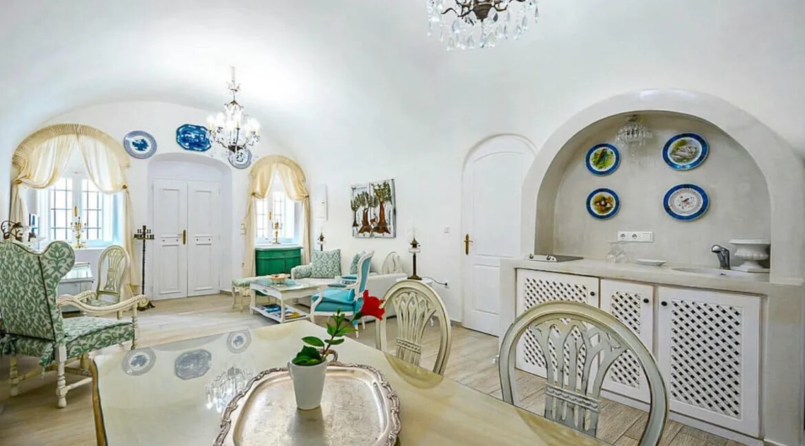 2-Luxury-houses-for-sale-in-Santorini-Firostefani-5