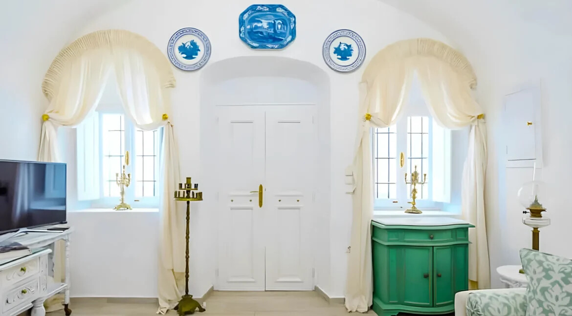 Luxury houses for sale in Santorini, Firostefani 25