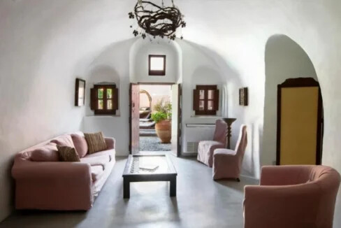 Villa with Private Pool in Megalochori Santorini 13