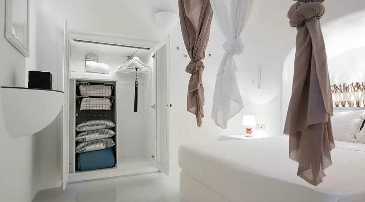 Cave House for Sale Santorini Oia 9