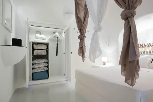 Cave House for Sale Santorini Oia 9