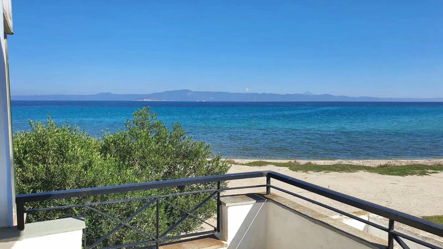 House by the Sea for Sale in Pefkohori Halkidiki