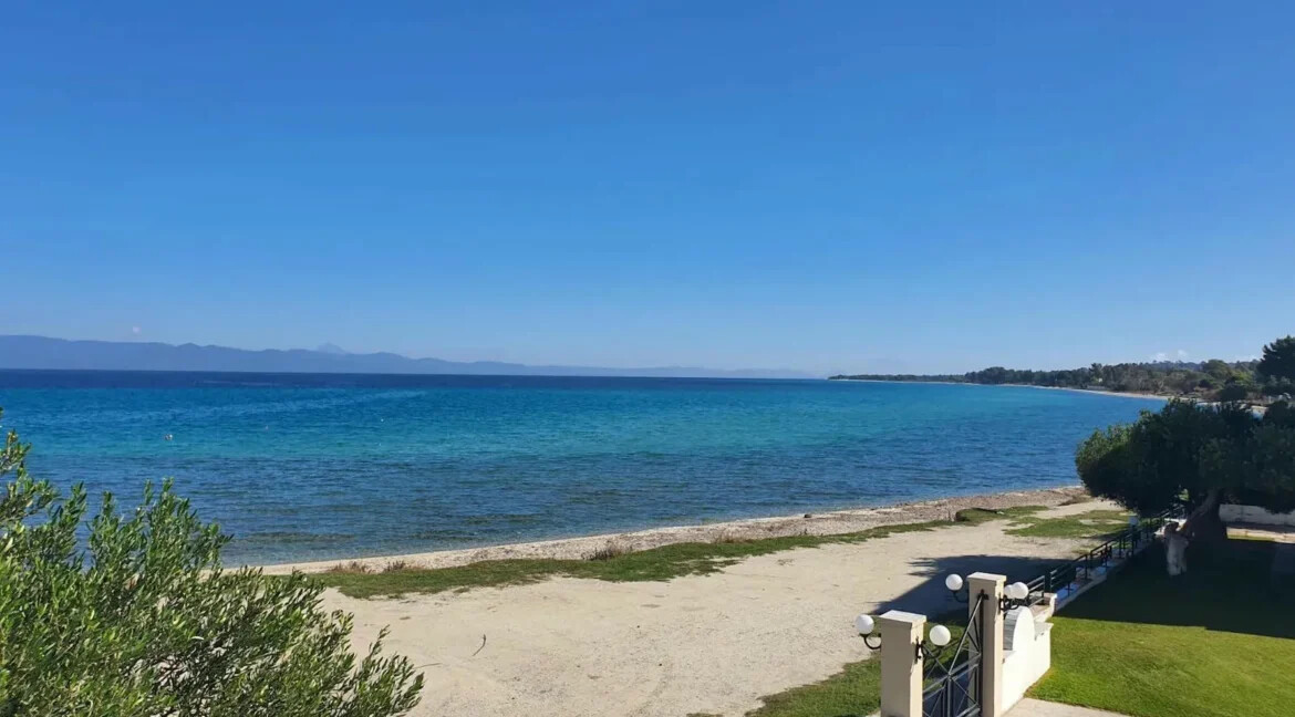 House by the Sea for Sale in Pefkohori Halkidiki 11