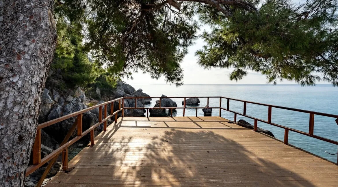 Seafront Property in Halkidiki for Sale: Rooms & Restaurant 10