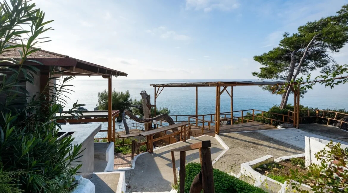 Seafront Property in Halkidiki for Sale: Rooms & Restaurant 12