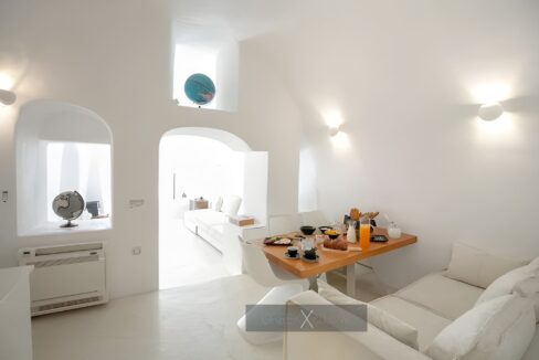 Luxurious Villa for Sale in Santorini, Fira 1