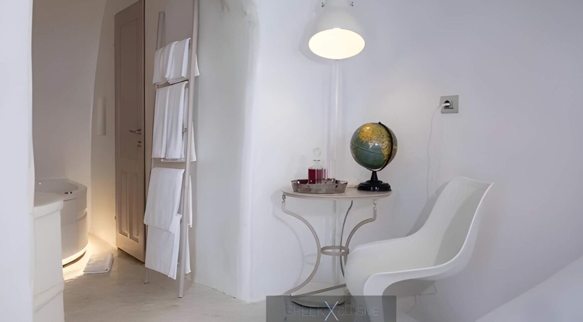 Luxurious Villa for Sale in Santorini, Fira 10