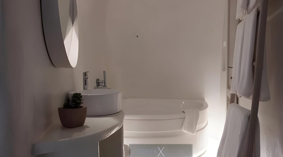 Luxurious Villa for Sale in Santorini, Fira 3