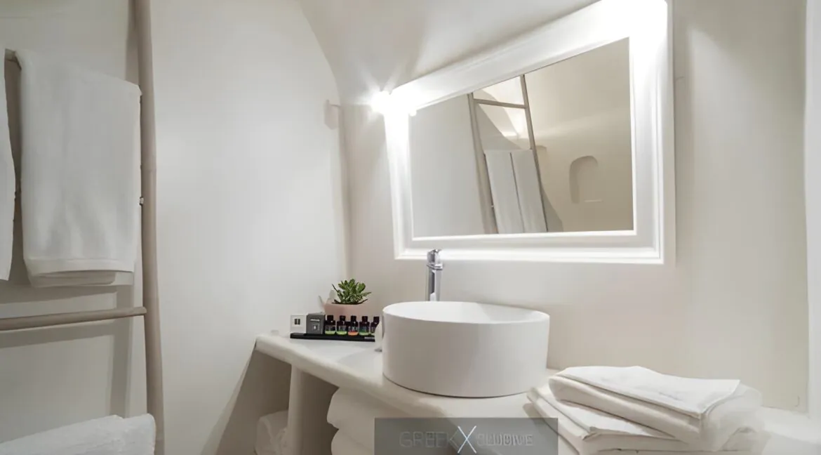 Luxurious Villa for Sale in Santorini, Fira 3