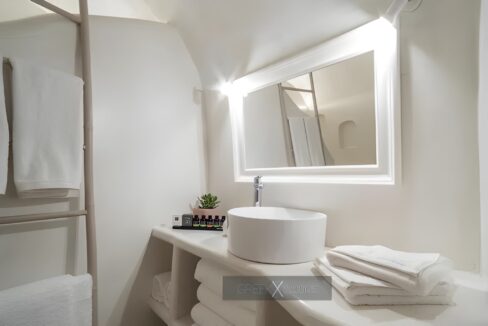 Luxurious Villa for Sale in Santorini, Fira 3