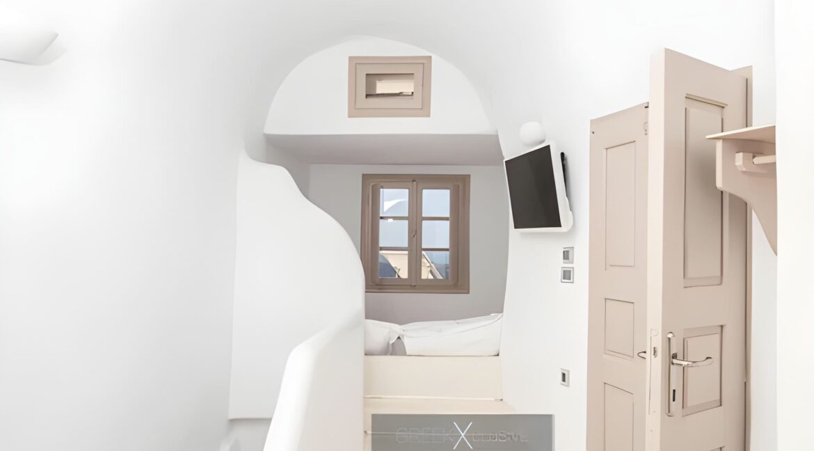 Luxurious Villa for Sale in Santorini, Fira 7