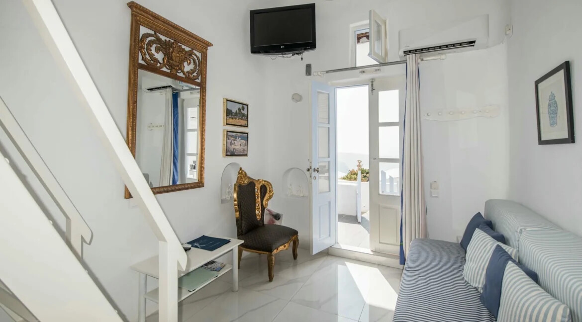Luxury Villa for Sale with 4 Suites in Imerovigli Santorini 10