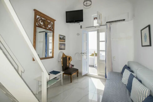 Luxury Villa for Sale with 4 Suites in Imerovigli Santorini 10