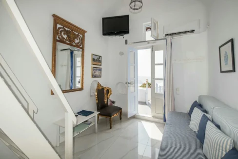 Luxury Villa for Sale with 4 Suites in Imerovigli Santorini 10