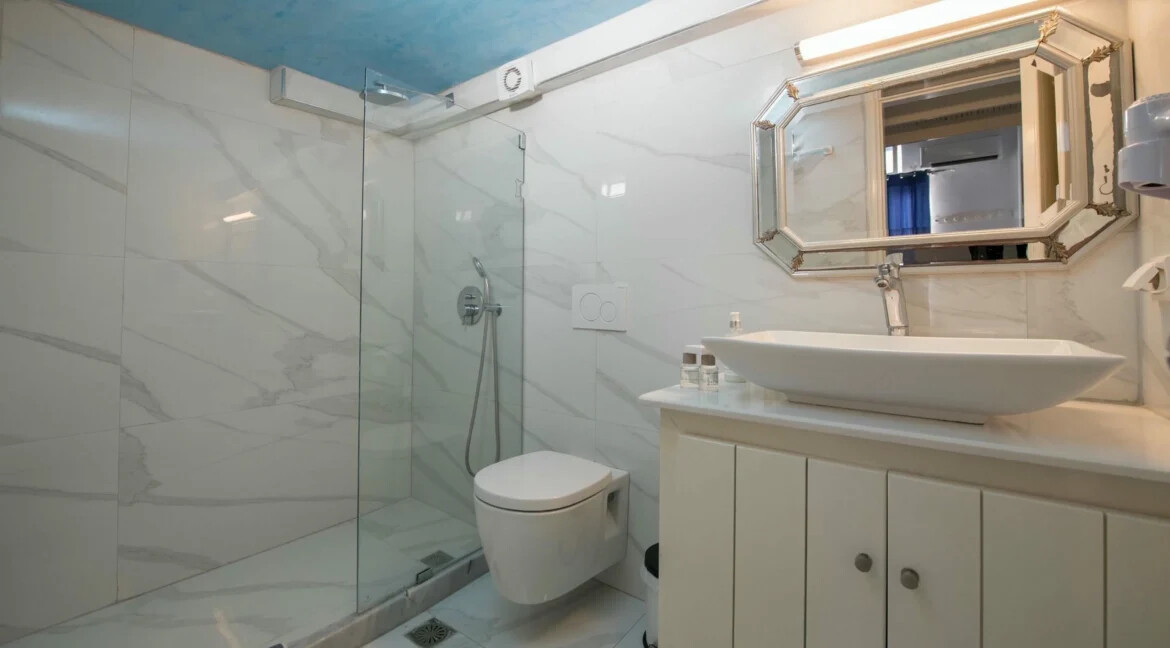 Luxury Villa for Sale with 4 Suites in Imerovigli Santorini 12