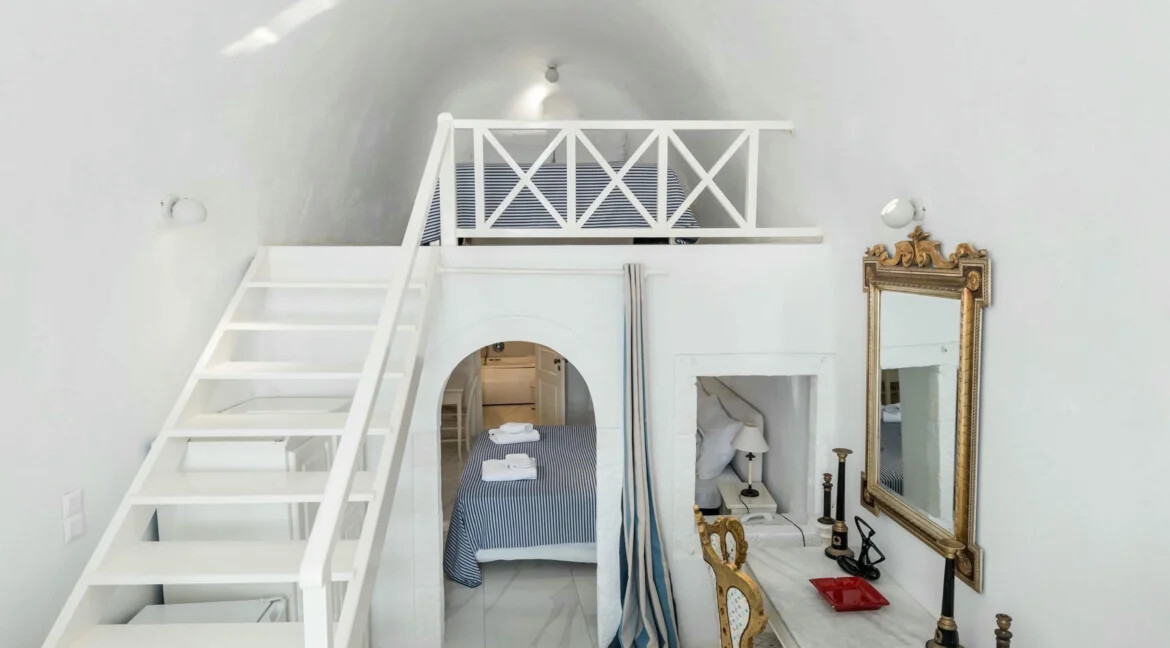 Luxury Villa for Sale with 4 Suites in Imerovigli Santorini 15