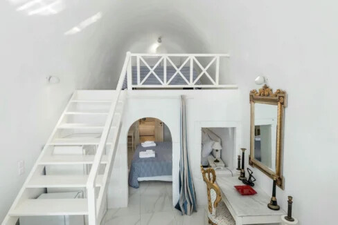 Luxury Villa for Sale with 4 Suites in Imerovigli Santorini 15