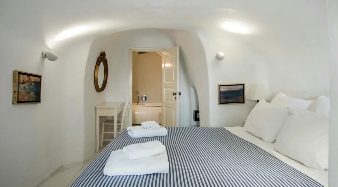 Luxury Villa for Sale with 4 Suites in Imerovigli Santorini 16