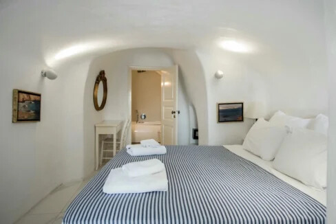 Luxury Villa for Sale with 4 Suites in Imerovigli Santorini 16