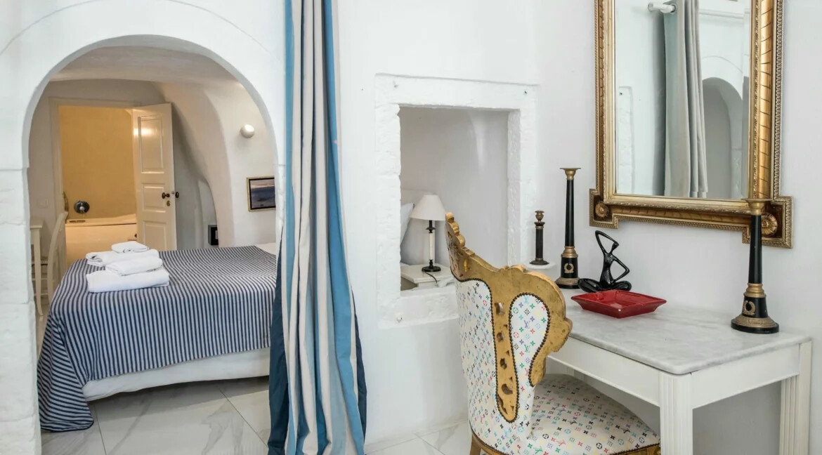 Luxury Villa for Sale with 4 Suites in Imerovigli Santorini 17