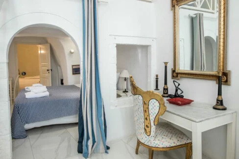 Luxury Villa for Sale with 4 Suites in Imerovigli Santorini 17