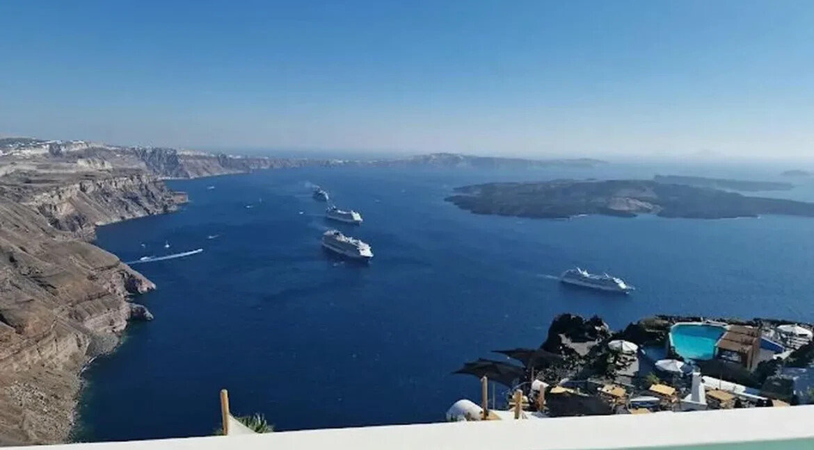 Luxury Villa for Sale with 4 Suites in Imerovigli Santorini