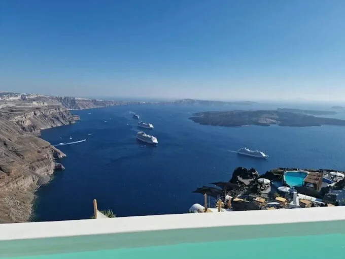 Luxury Villa for Sale with 4 Suites in Imerovigli Santorini