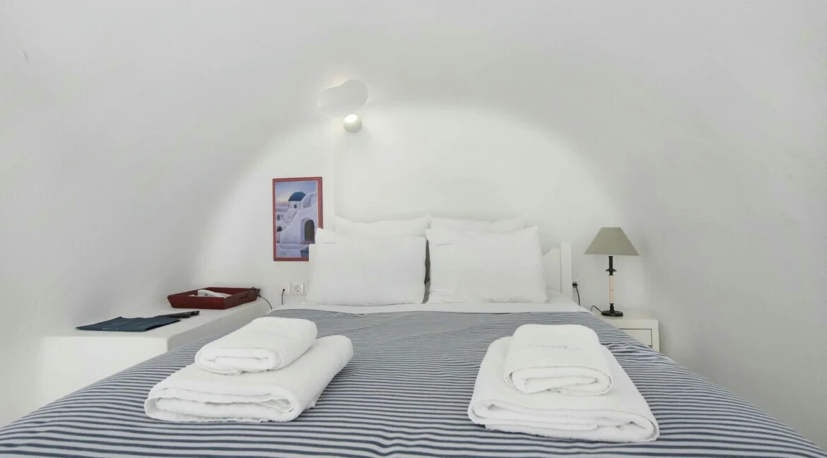 Luxury Villa for Sale with 4 Suites in Imerovigli Santorini 20