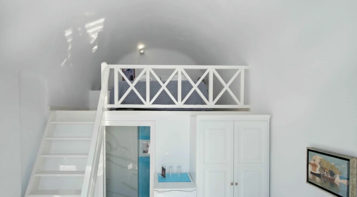 Luxury Villa for Sale with 4 Suites in Imerovigli Santorini 21